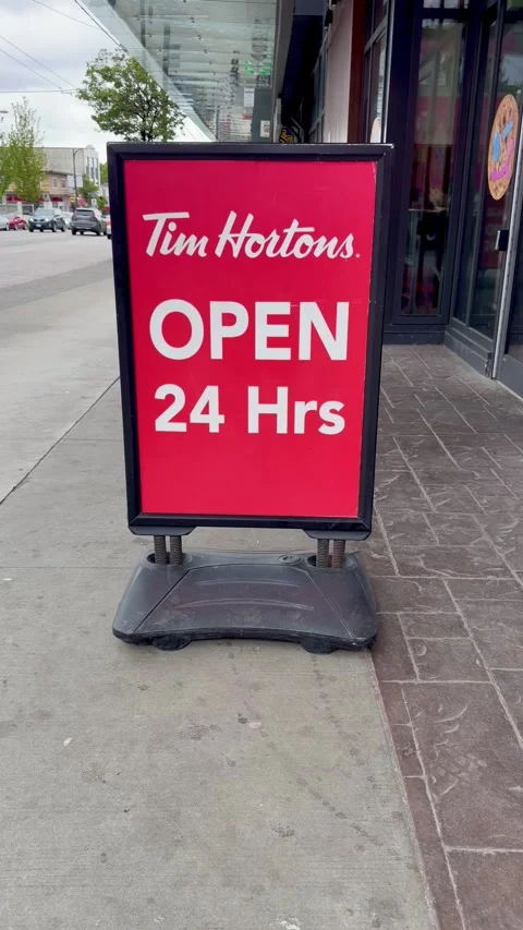 Tim Hortons Open 24 Hours Sidewalk Sign in Urban City Setting 库存影片 333653938