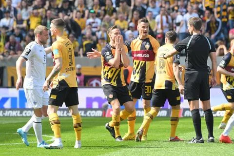  Tim Knipping (SG Dynamo Dresden) Mitte, Stefan Kutschke (SG Dynamo Dresde... Stock Photos