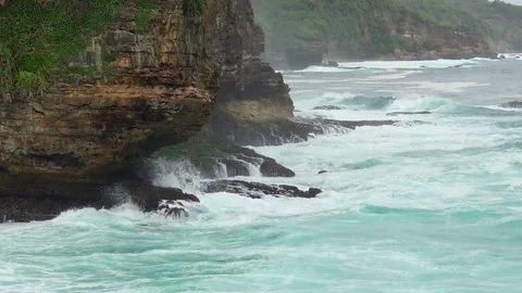 Timang Beach scenery with big waves and cliff Stock Footage 260115758