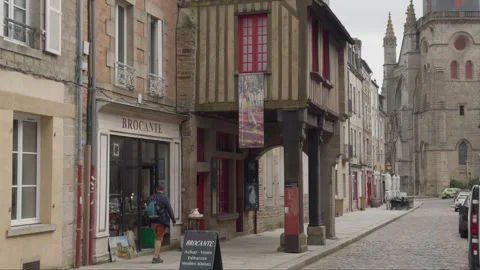 Timber framed and old buildings along Rue Nationale, 库存影片 286128941