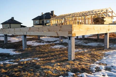Timber house base installed on screw piles, groundwork visible, frame mount.. Stockfoto's