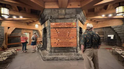 Timberline Lodge lobby with guests and welcome sign 스톡 동영상 344994548