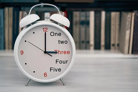 Time 3 three or 15 fifteen hours on a desk clock Stock Photos