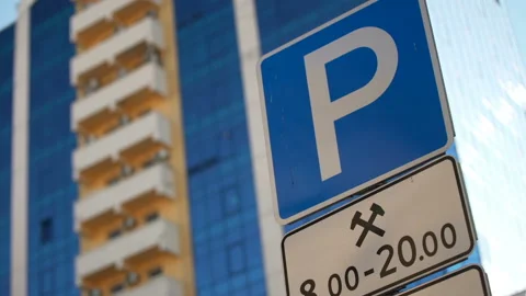 Time allowed car parking sign against a multi-story building Stock Footage 119494738