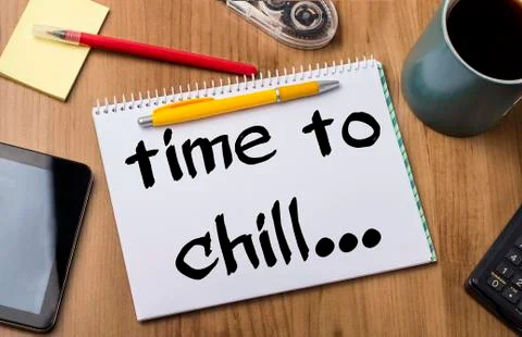 Time to Chill - Note Pad With Text On Wooden Table Foto stock