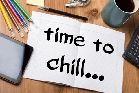 Time to Chill - Note Pad With Text On Wooden Table Foto stock
