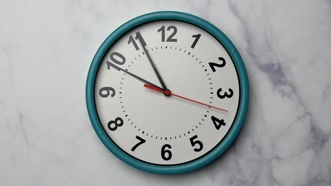 The Time On The Clock Ten. Turquoise Clock With The Red Arrow With The Arabic Nu Vídeo Stock 128742950