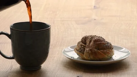 Time for coffee break with cinnamon bun Vídeo Stock 150650294