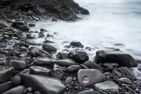 Time exposure of stony beach at Hellnar, Snaefellsnes National Park Foto stock