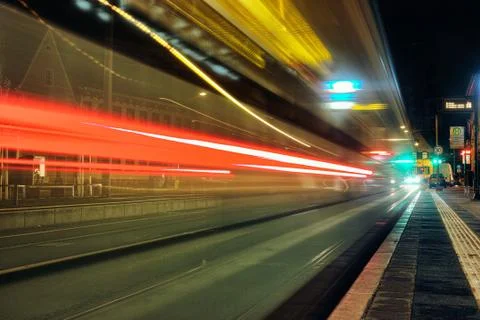 Time Exposure train close traffic light night Mannheim street bulb fast autum Foto stock