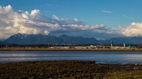 Time Lape of YVR traffic with cloudy sky background as it getting low tide Video stock 22918887