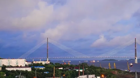 Time laps of the city landscape with a view of the Russian bridge. Vídeo Stock 136982798
