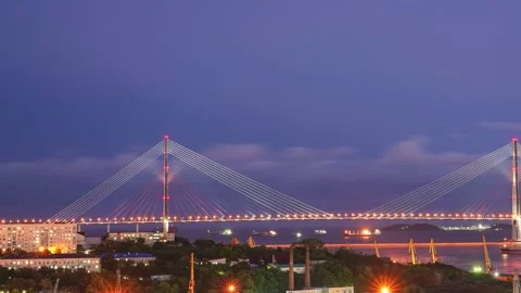 Time laps of the city landscape with a view of the Russian bridge. Vídeo Stock 136982922