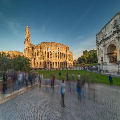 Time laps of the coliseum rome and the Arch of Constantine (blurred people) Video stock 69721601