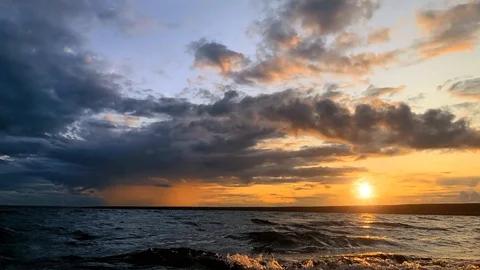 Time laps. Dramatic sunset in the sea against the backdrop of mountains. 스톡 동영상 115100327