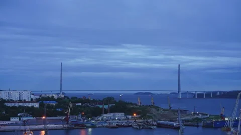 Time laps of the evening city with a view of the Russian bridge. 库存影片 137653194