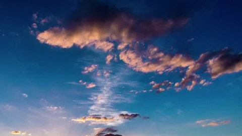 Time laps of the evening sky with beautiful clouds, Video loop Video stock 76000949