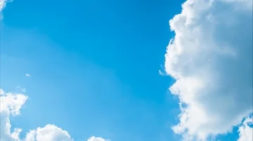 Time laps of the evening sky with beautiful clouds, Video loop Video stock 86107871