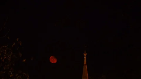 Time laps of full moon rises above cross of dome of church with Christian Vídeo Stock 121814865