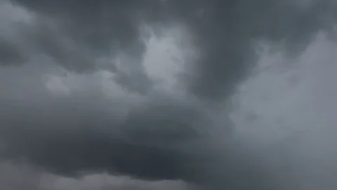 Time-laps of gray clouds floating in the sky. Video stock 129900959