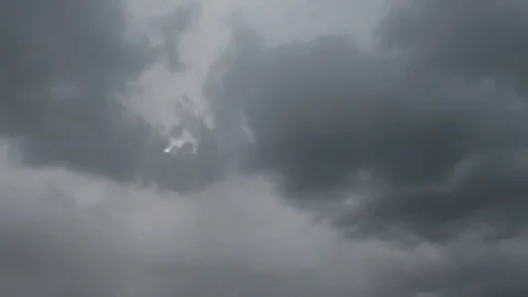 Time-laps of gray clouds floating in the sky. Video stock 129901129