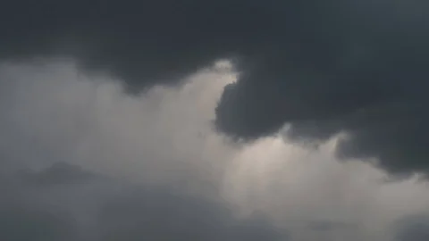 Time-laps of gray clouds floating in the sky. Video stock 129901181