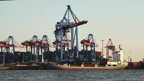 Time laps of industrial seaport with empty ship and crane Vidéo 277337267