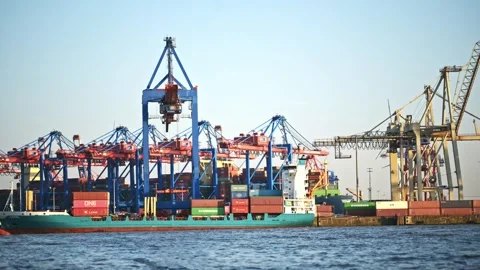 Time laps of industrial seaport loading containers on ship Vidéo 249938240