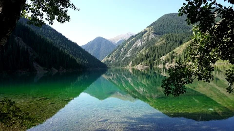 Time laps lake in the mountains. Transparent emerald green water like a mirror, Stock Footage 115476311