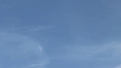 Time laps of the moon flying across the sky among the clouds on a clear morning Vídeos de archivo 160861724
