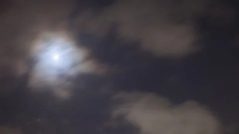 A time laps of moon is moving on the sky with cloudy at night time Vídeo Stock 133077944