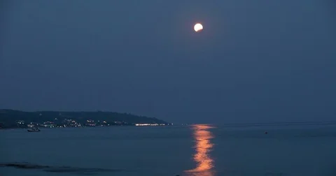 Time laps of the moon rising over the sea Video stock 81096115