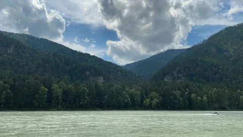 Time laps of a mountain landscape and a river with cumulus clouds. Stock-Footage 201816237