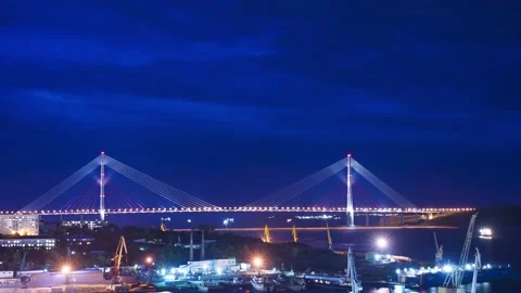 Time laps of the night city with a view of the Russian bridge. Vídeo Stock 137653202