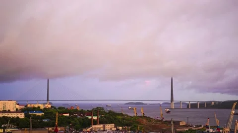 Time laps of the sea landscape with a view of the Russian bridge. Vídeo Stock 136788136