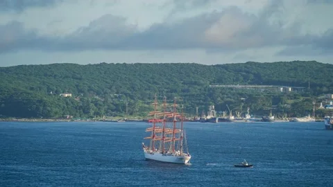 Time laps of the seascape with a view of the sailboat "Sedov". Vídeo Stock 137415399
