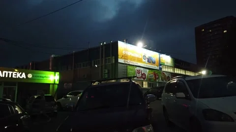 Time laps of the urban landscape with a view of the supermarket. Vídeo Stock 137115909