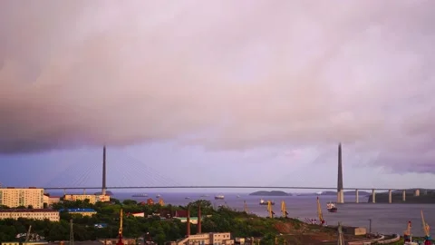 Time laps with a view of the port and the Russian bridge. Vídeo Stock 136931653