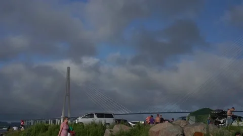 Time laps with a view of the Russian bridge and people. Vladiostok, Russia 库存影片 134999947