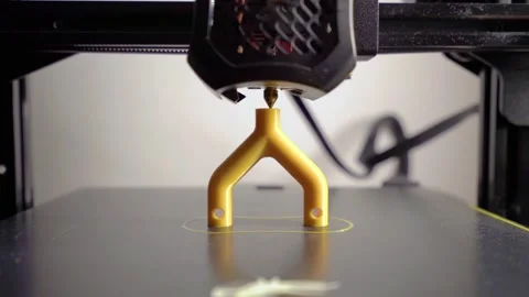 Time-Lapse of a 3D Printer Making a Yellow Plastic Detail Vidéo 252078179