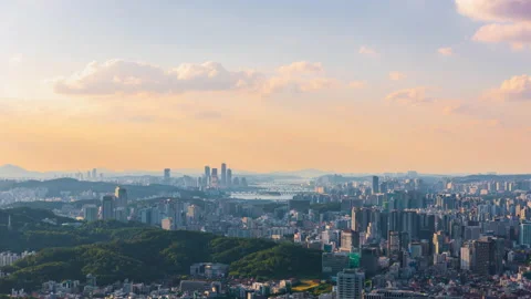 Time lapse 4K evening sky beautiful sunset at Seoul City Skyline, South Korea. 스톡 동영상 228444823