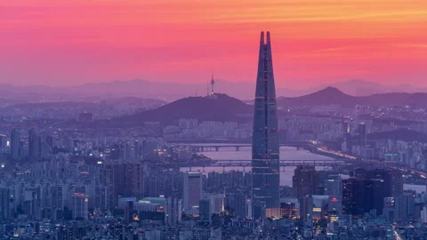Time lapse 4k,The Sunset over the tops of Namsan and Lotte Tower in Seoul,South  Video stock 195296292