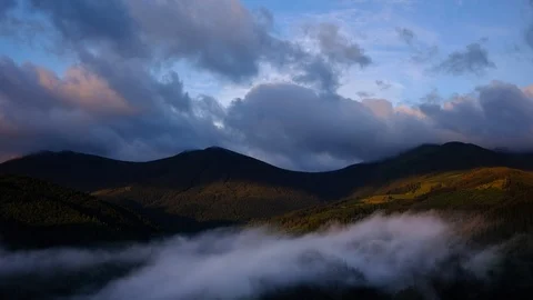 Time lapse 4K video of clouds and fog moving at mountain valley Video stock 91930278