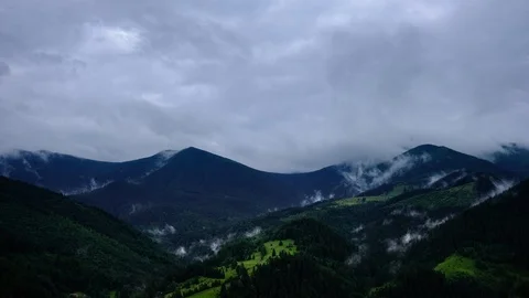 Time lapse 4K video of clouds and fog moving at mountain valley Video stock 92077276