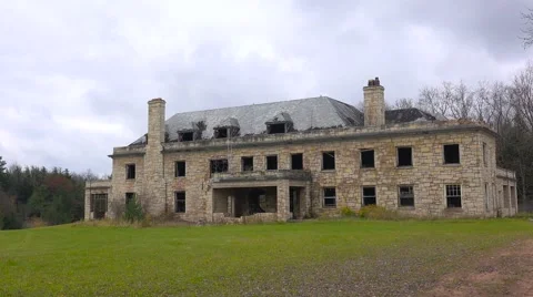 Time lapse of an abandoned and spooky old boarding school or mansion in the Vídeos de archivo 65966523