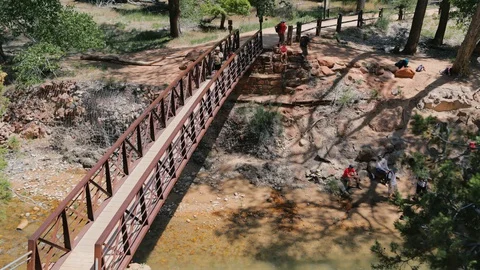 Time-lapse above a bridge over desert river Video stock 128777441