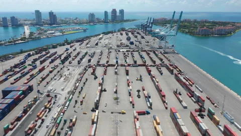 Time lapse above harbor dock revealing panorama on cargo port with Miami Beach 스톡 동영상 149989127