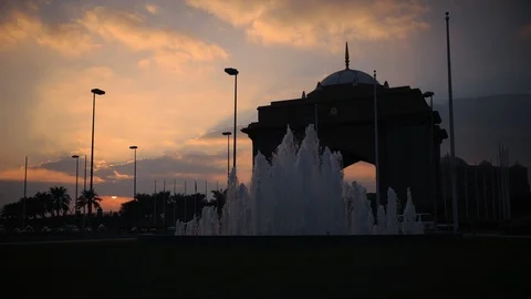 Time Lapse of Abu Dhabi and Emirates Palace Hotel Gate Famous Sightseeing Sunset 스톡 동영상 104472176