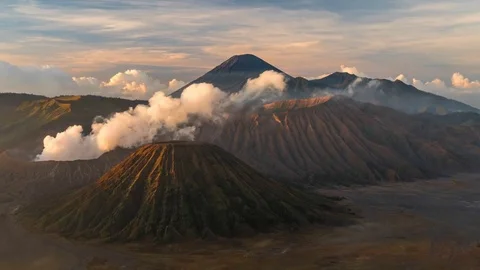 Time lapse of active volcano Bromo (Gunung Bromo) with smoke. Vidéo 81364261
