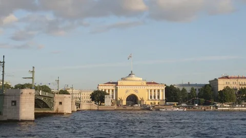 Time-lapse of The Admiralty, palace bridge and a ships on the Neva river Видео 80679883